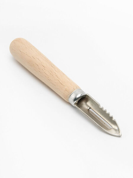 Овощечистка с деревянной ручкой